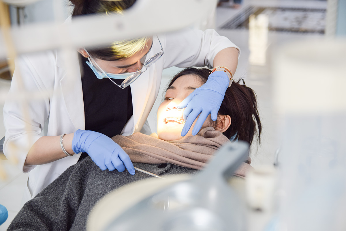 Bác sĩ chỉnh nha tiến hành kiểm tra định kỳ cho học sinh tại nha khoa Happy Smile Pleiku
