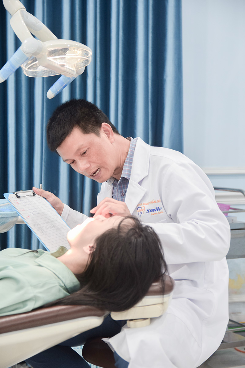 B&aacute;c sĩ Nghĩa đang kiểm tra niềng răng cho một bạn học sinh  tại Pleiku