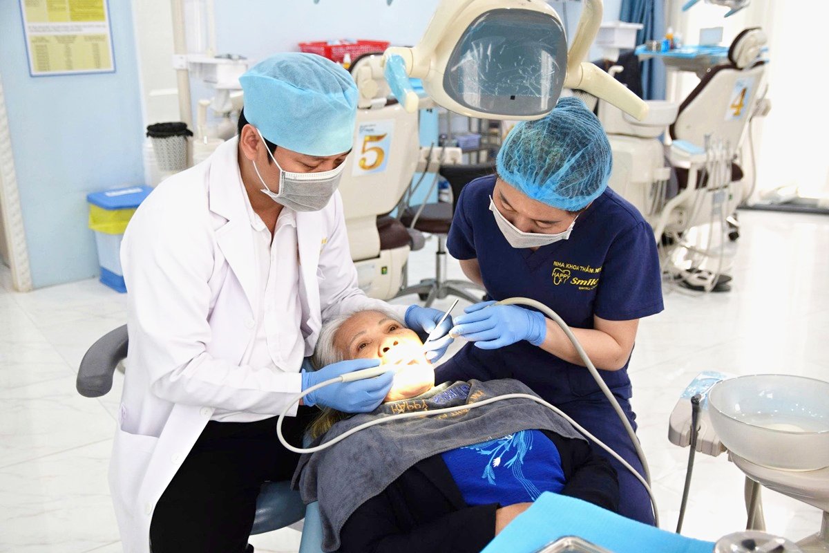 Cạo v&ocirc;i răng bằng s&oacute;ng si&ecirc;u &acirc;m kh&ocirc;ng đau, kh&ocirc;ng &ecirc; buốt tại Nha khoa Happy Smile.