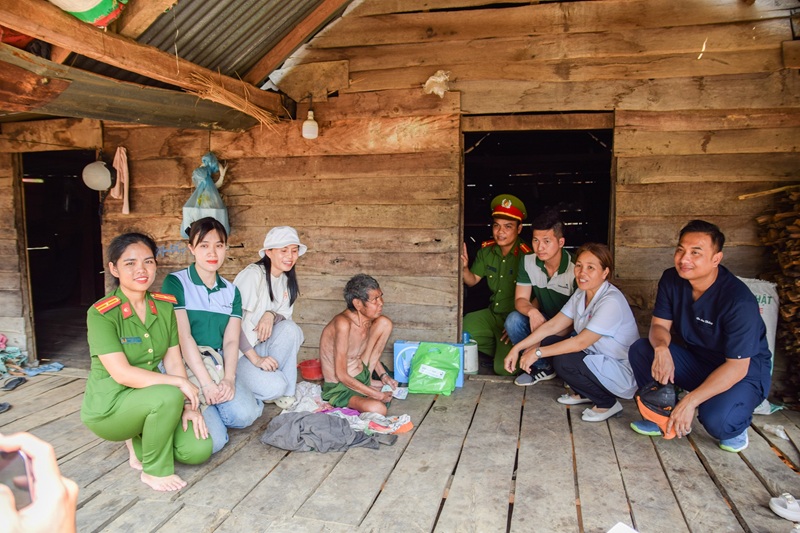 hoat-dong-tu-thien-nha-khoa-happy-smile-tai-cho-long