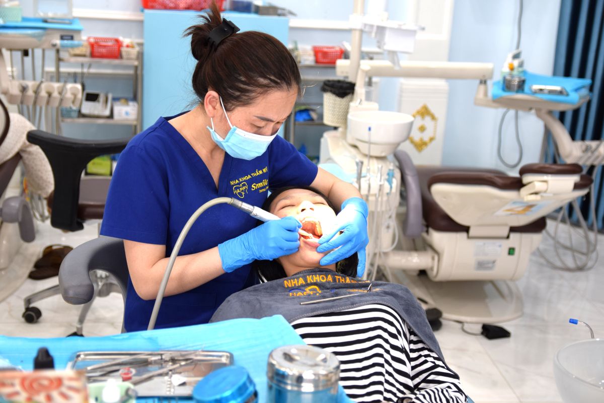 Lấy cao răng bằng m&aacute;y si&ecirc;u &acirc;m tại Happy Smile