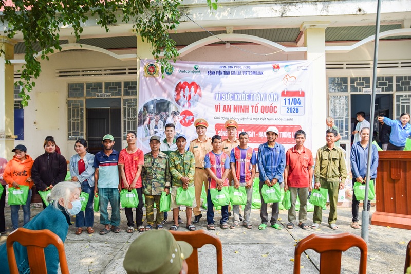 nha-khoa-happy-smile-tang-qua-ba-con-cho-long