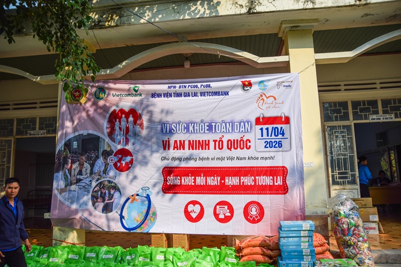 nha-khoa-happy-smile-tu-thien-xa-cho-long-gia-lai