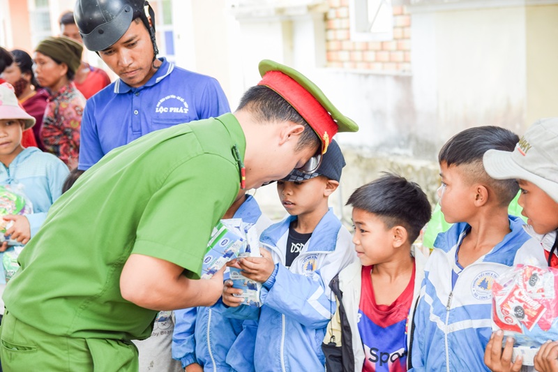tang-qua-tu-thien-nha-khoa-happy-smile-pleiku